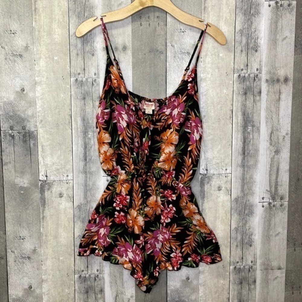 𝅺MULTICOLORED tropical romper. Size S. EUC. Spaghetti strap.  Scalloped hemline